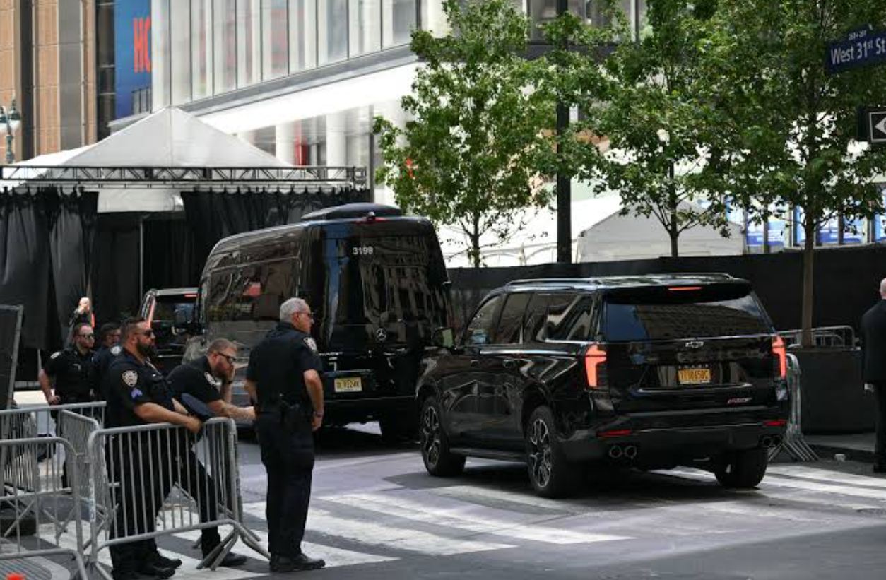 taylor-swift-black-suv